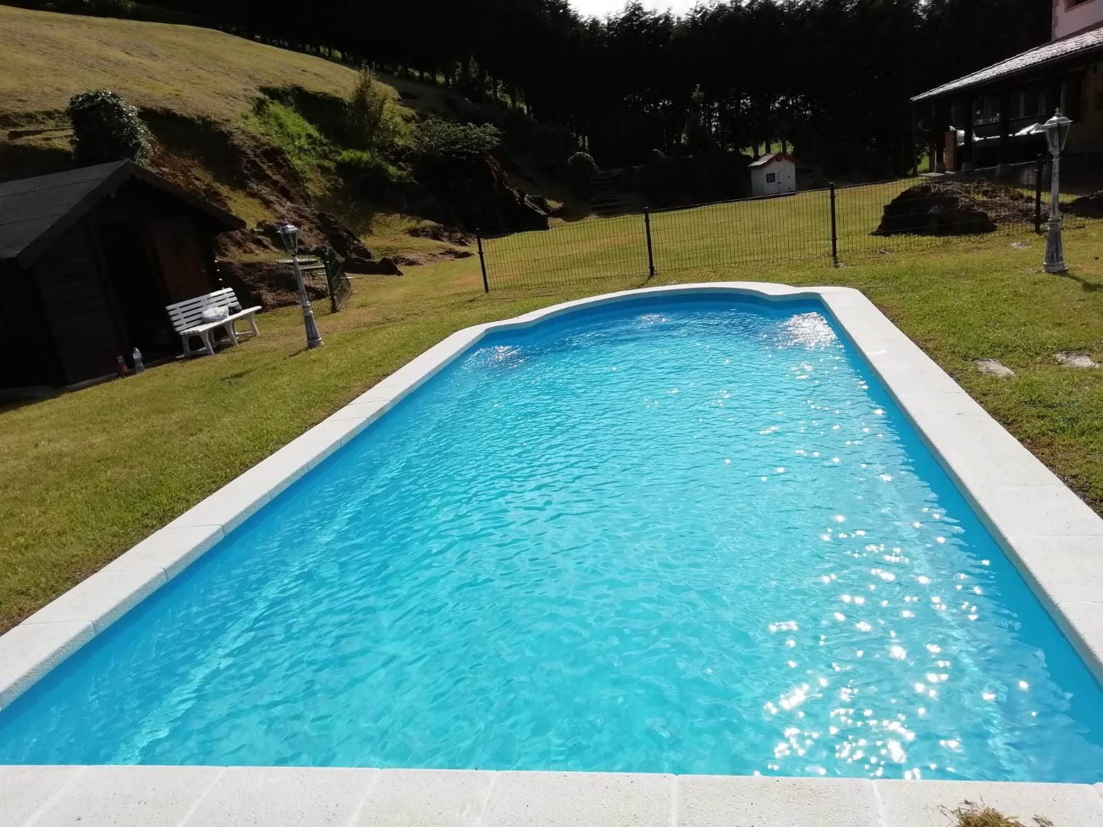 Instalación de piscinas de fibra en Bizkaia y Cantabria y cerramientos